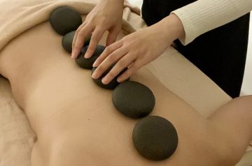 ホットストーンを背中に乗せる