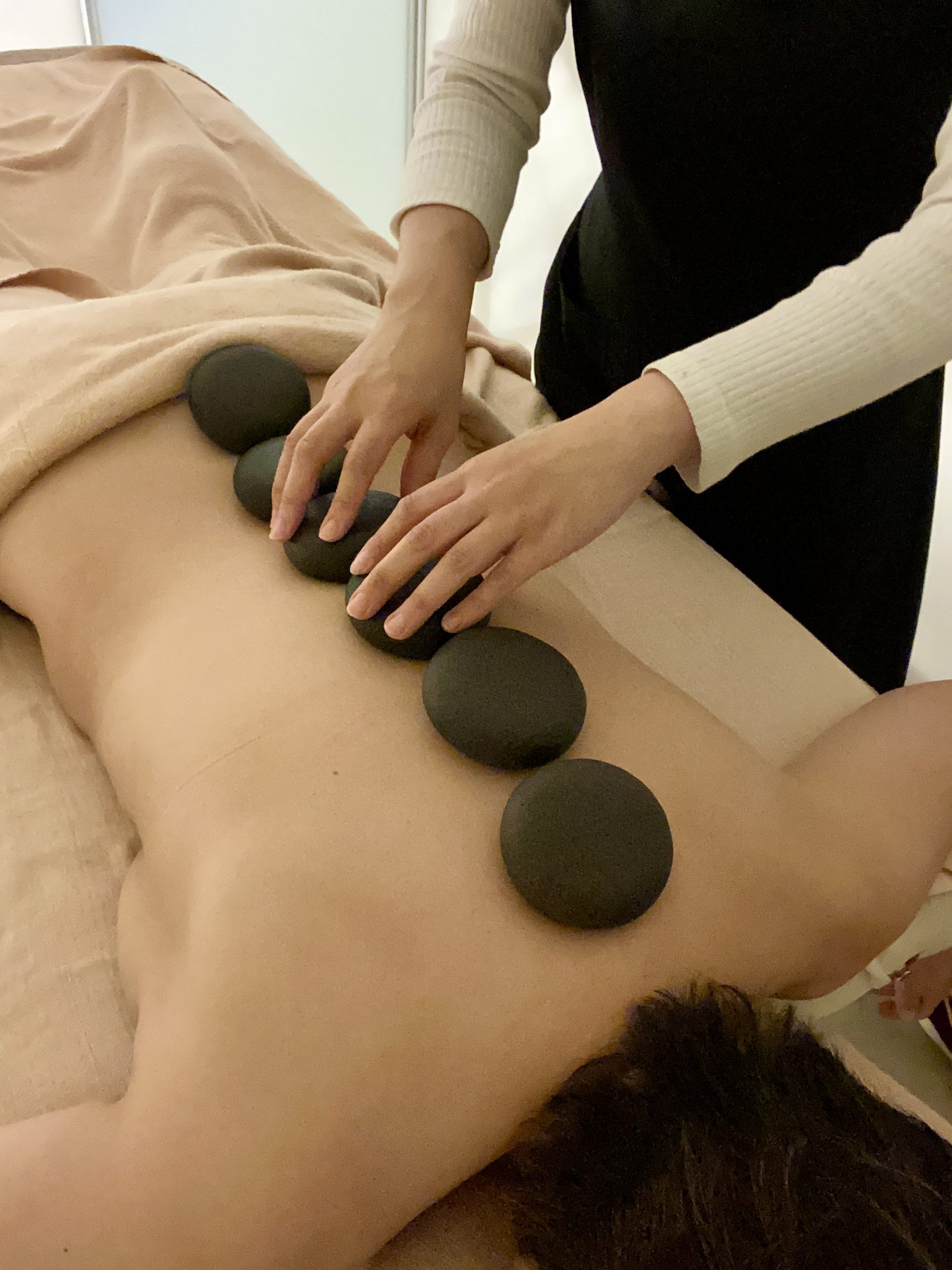 ホットストーンを背中に乗せる